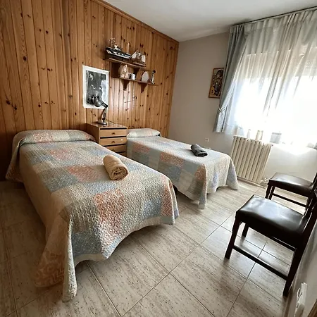 Amplio Y Comodo En Con Pistas De Tenis Nyaraló Zaragoza