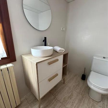 Amplio Y Comodo En Con Pistas De Tenis