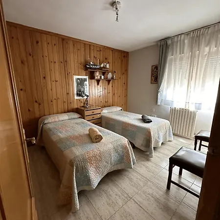 Amplio Y Comodo En Con Pistas De Tenis * Zaragoza