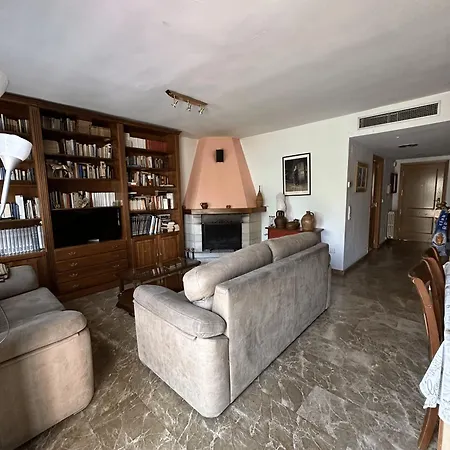 Amplio Y Comodo En Con Pistas De Tenis Nyaraló