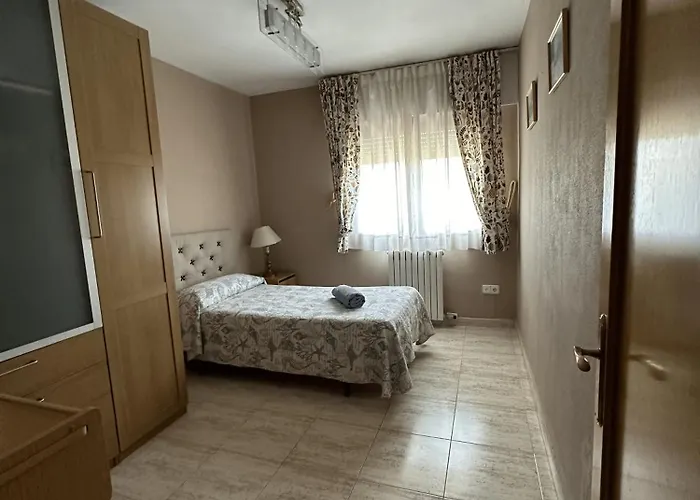 Amplio Y Comodo En Con Pistas De Tenis * Zaragoza